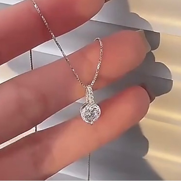 Vintage Style Simple Rhinestone Pendant Necklace - Picture 2 of 10